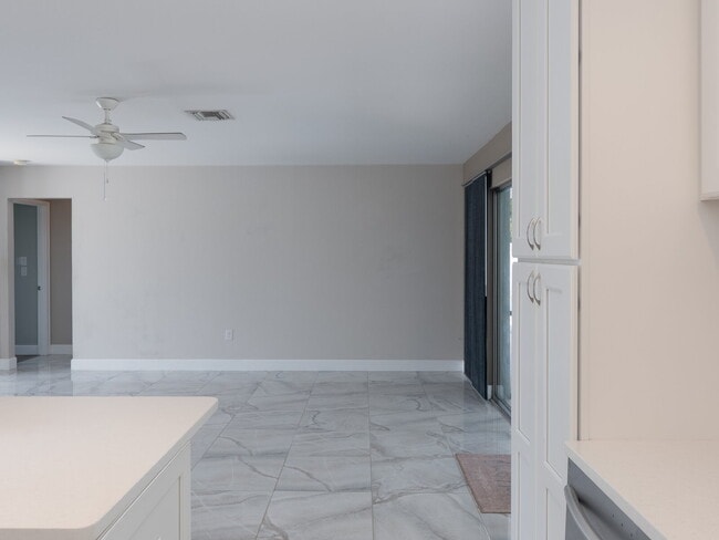 Building Photo - 153 Hourglass Dr