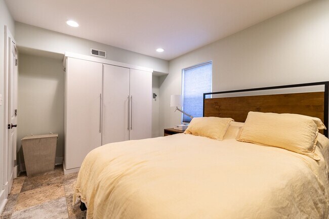 Building Photo - Trendy One Bedroom in Trinidad!