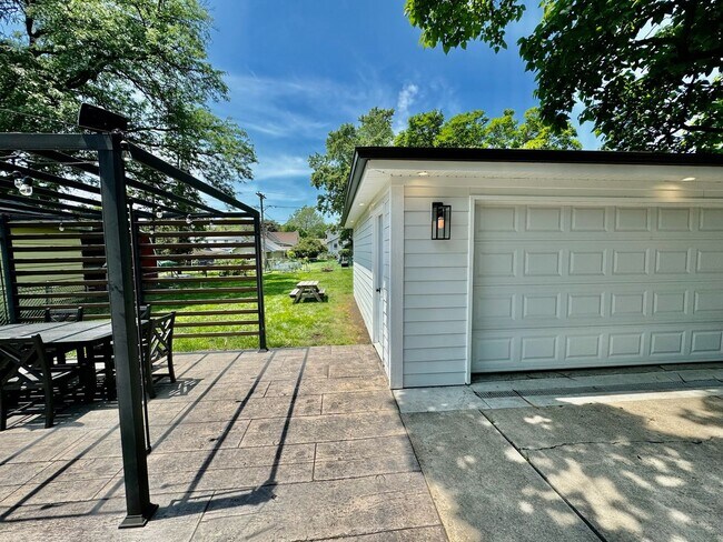 Building Photo - Home in Villa Park