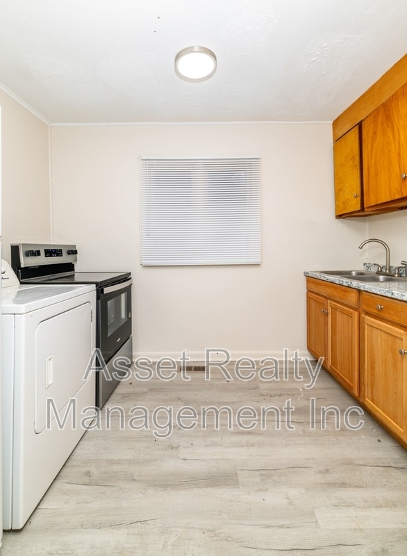 Building Photo - 219 Highland Ave