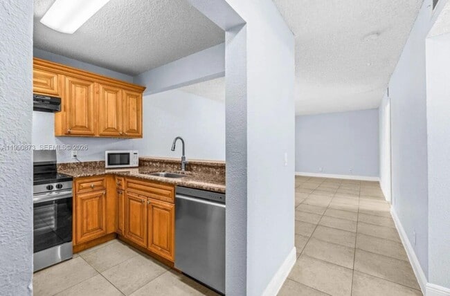 Building Photo - 1495 Lake Crystal Dr