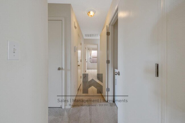 Building Photo - 2244 Country View Ave