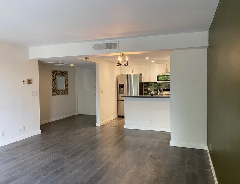 Building Photo - 10535 Wilshire Blvd
