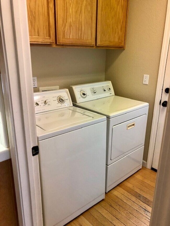 Building Photo - Gorgeous 2-Story 3 Bedroom, 2.5 Bath Home with 2 Car Garage Located in Folsom is Available NOW!