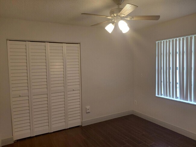 Building Photo - 1322 Pines Ln