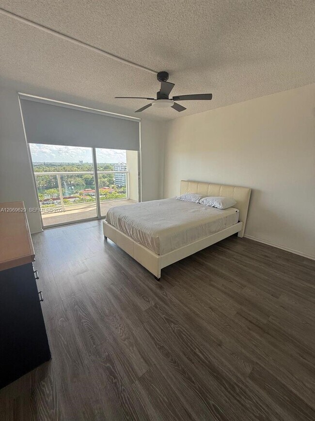 Building Photo - 1351 NE Miami Gardens Dr
