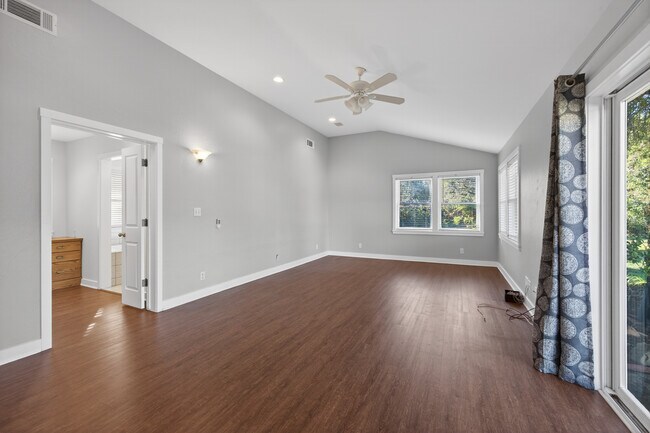 Building Photo - 914 El Paseo Rd