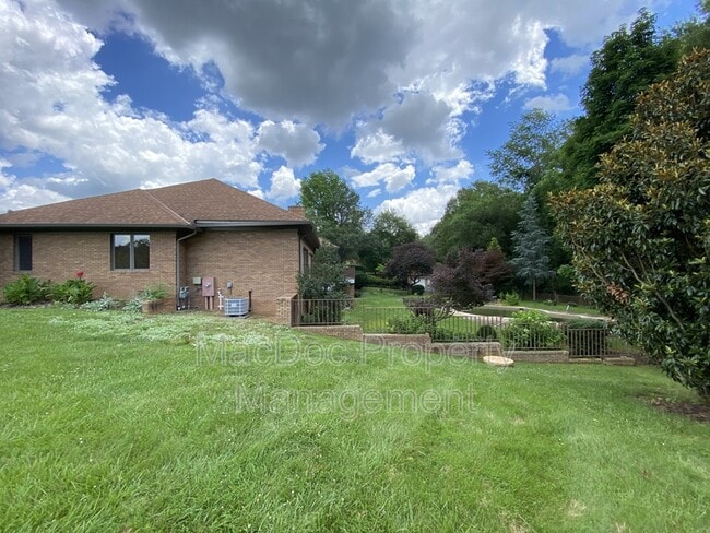 Building Photo - 11225 N Club Dr