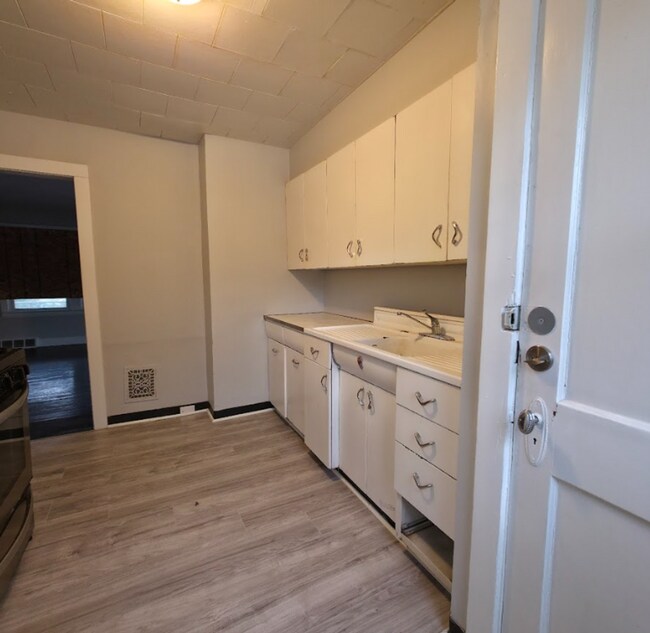 Building Photo - 3219 W 114th St