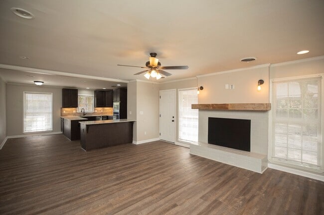 Building Photo - ** 4 bed 2 bath located by Montgomery Academy ** Call 334-366-9198 for a self showing