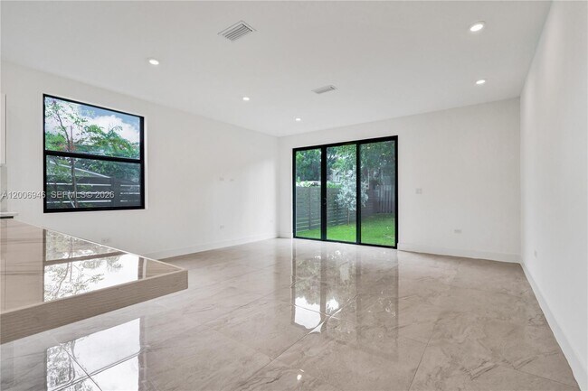 Building Photo - 2887 SW 33rd Ave