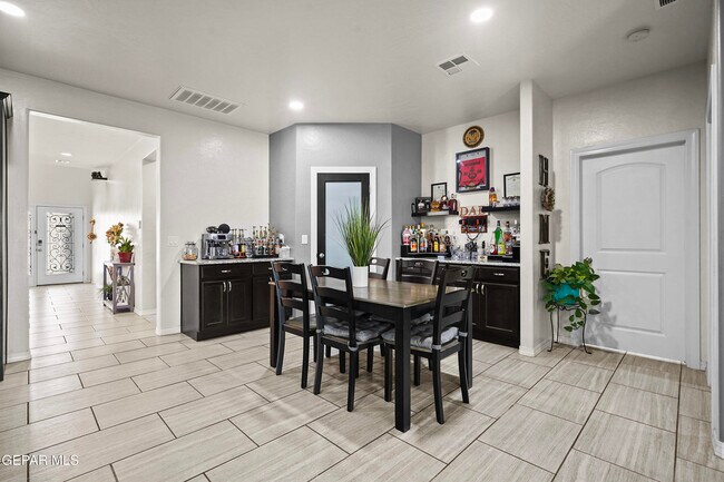 Building Photo - 212 S Manzanita Dr