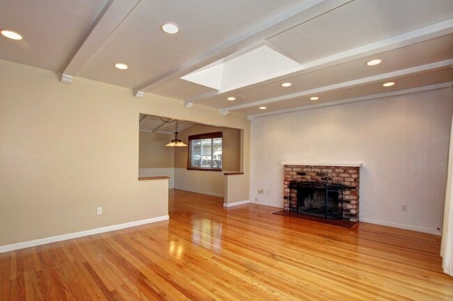 Building Photo - Adorable College Green 3 BDRM 2 BATH available early-mid January!