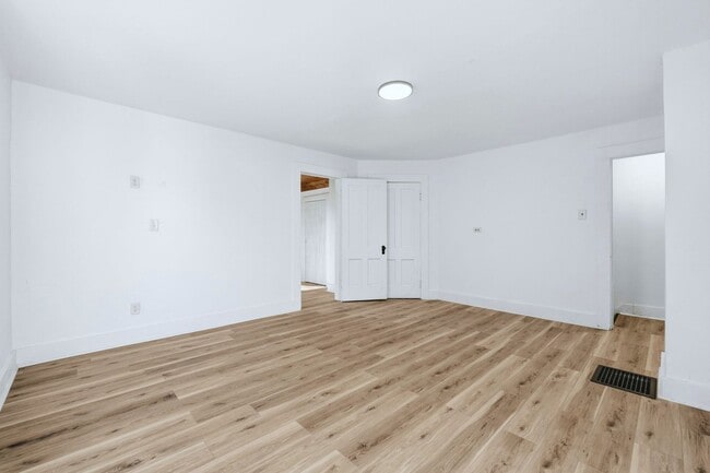 Building Photo - Newly Updated 3-Bedroom Home with Modern U...