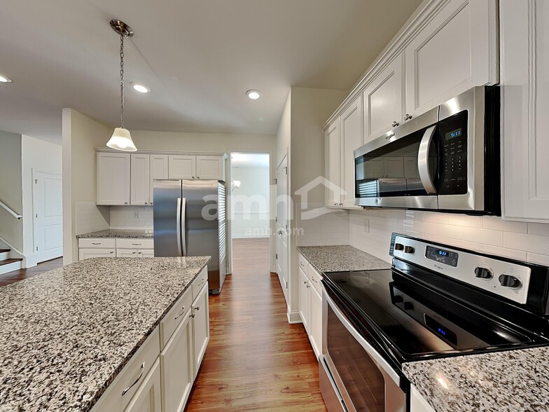Building Photo - 206 Southfork Ln