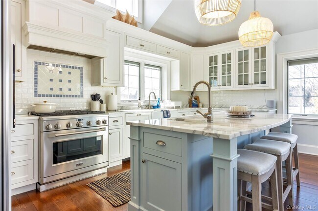 Building Photo - 695 Sound Dr