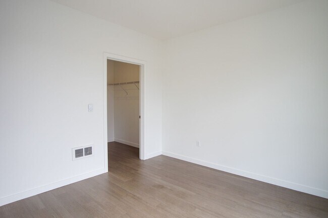 Building Photo - Fabulous Top Floor Sellwood 1-Bedroom with Condo-Grade Finishes!