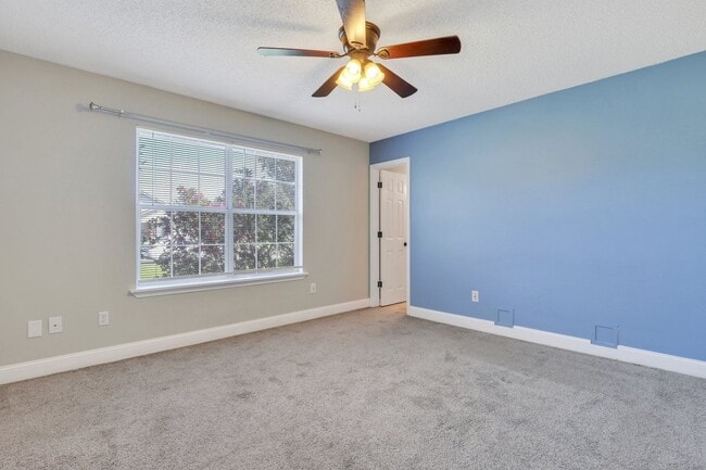Building Photo - AVAILABLE EARLY OCTOBER [DOG FRIENDLY]