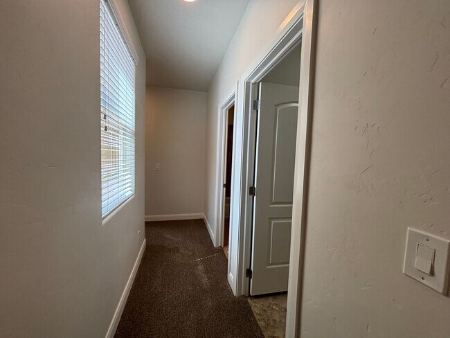 Building Photo - SPACIOUS HOME FOR RENT!