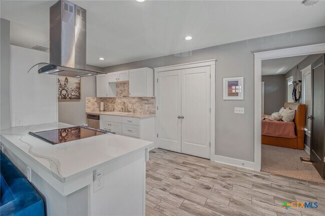 Building Photo - 2404 Oak Crest Ave