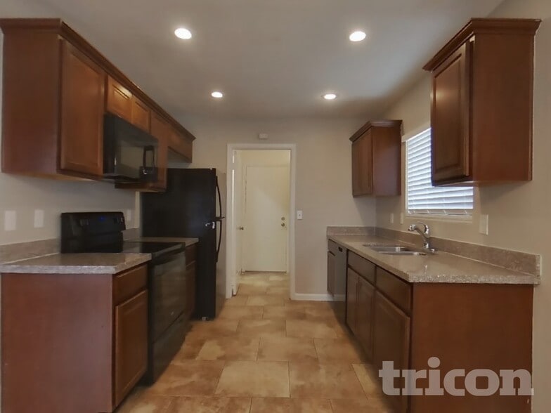 Building Photo - 6926 W Cameron Dr