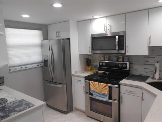 Building Photo - 4540 N Ocean Dr