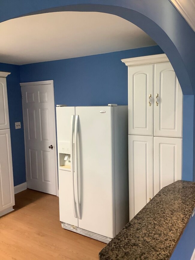 Building Photo - SPACIOUS SINGLE FAMILY HOME FOR RENT