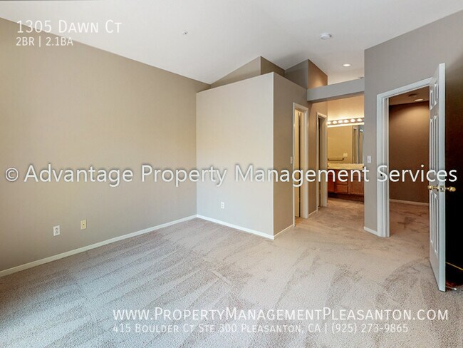 Building Photo - Spacious 2 Bed, 2.5 Bath, Townhome with 2-...