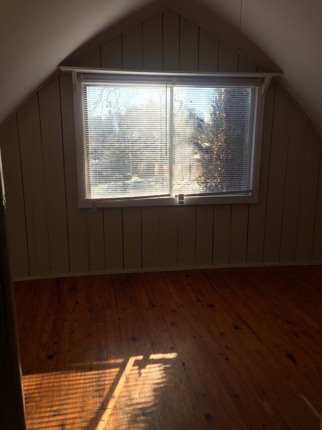 Building Photo - Unique & Affordable 2 Bedroom on Eastside ...
