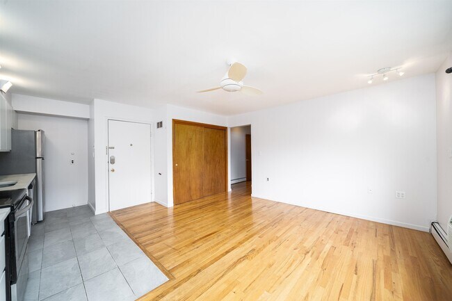 Building Photo - 533 Madison St