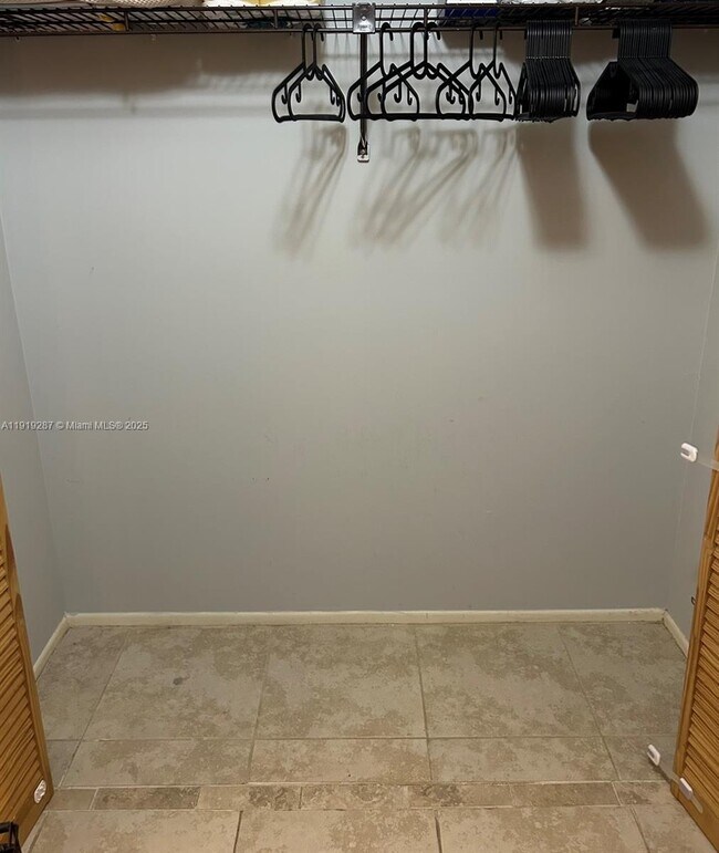 Building Photo - 2701 Riverside Dr