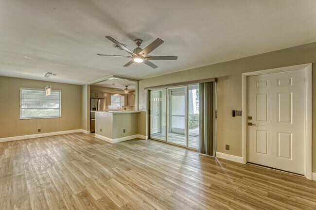 Building Photo - 400 S Luna Ct
