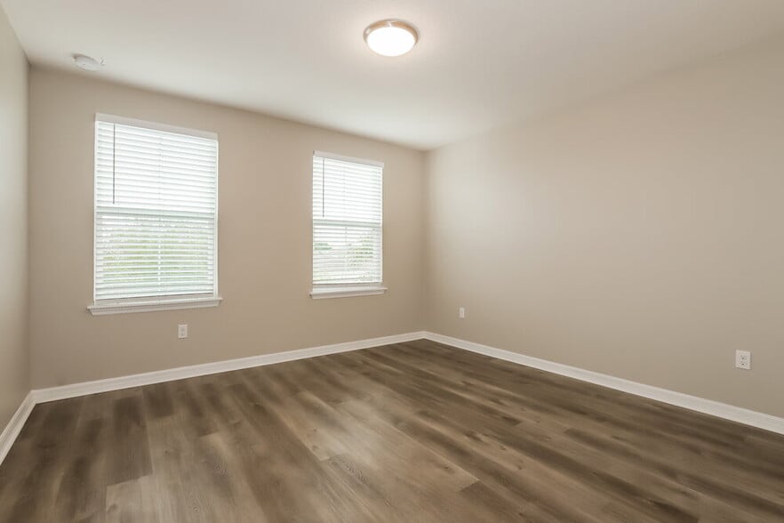 Building Photo - 10616 Scenic Hollow Dr