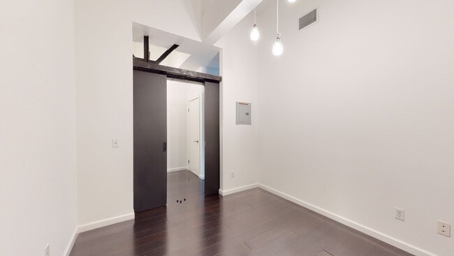 Building Photo - Amazing Oliver Loft in Emeryville!