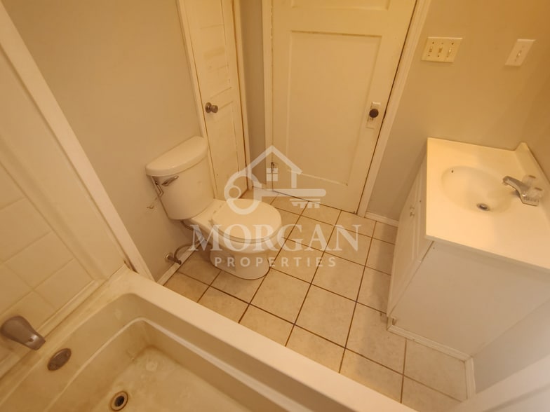 Building Photo - 1225 W 5th St