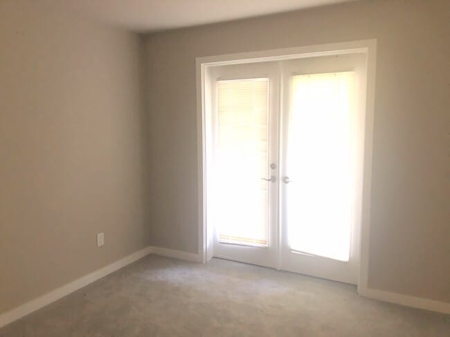 Building Photo - Remodeled Bellevue Condo