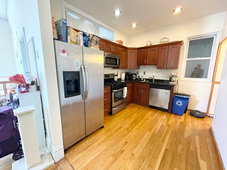 Primary Photo - 775 Parker St