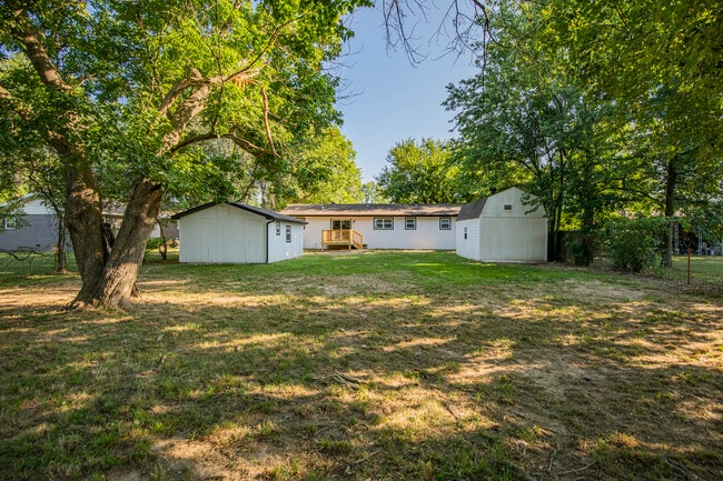 Building Photo - 716 E Sumac St