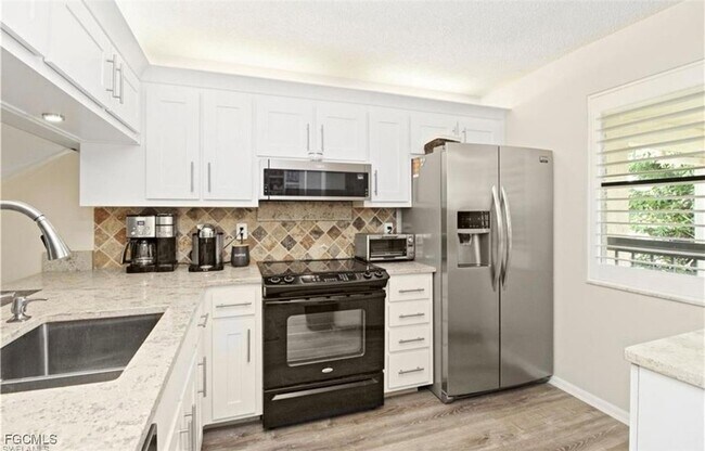 Building Photo - 9285 Lake Park Dr