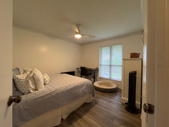 Building Photo - 10412 Pinedale Dr