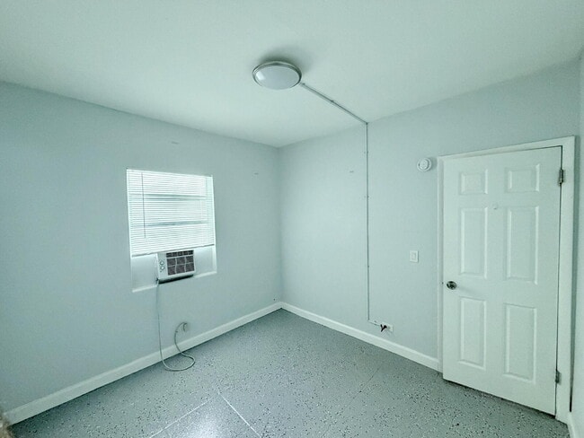 Building Photo - 1007 N Tamarind Ave