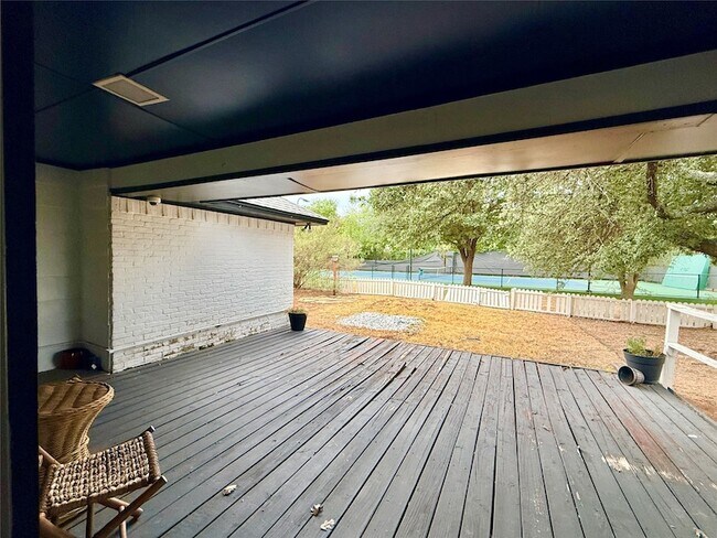 Building Photo - 16235 Red Wood Cir N