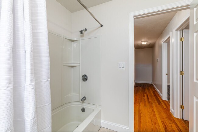 Building Photo - 12 Woodbury Ct