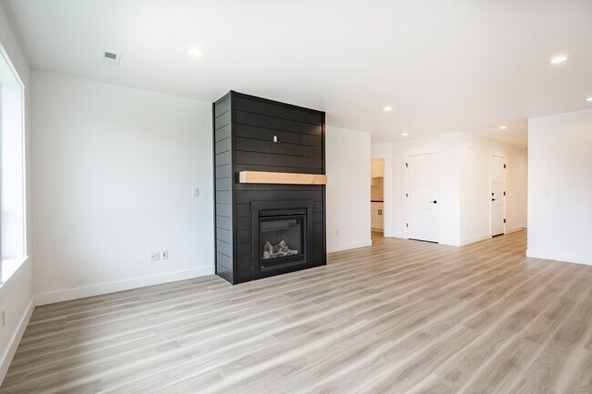 Building Photo - 1517 Hovel Rd