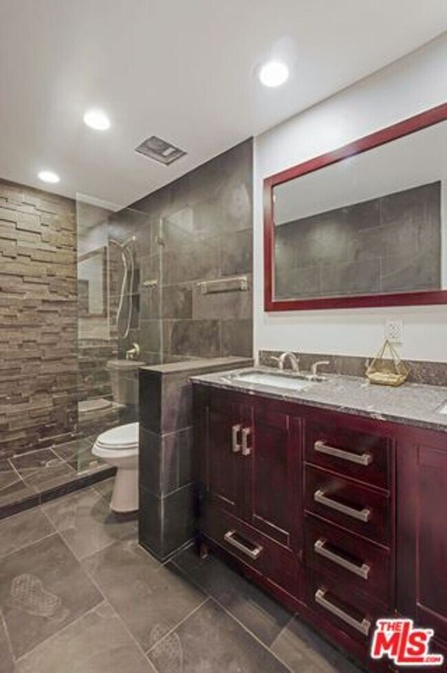 Building Photo - Stunning Playa del Rey Condo Awaits You!