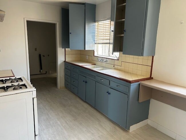 Building Photo - Private 1 Bed, 1 Bath Unit