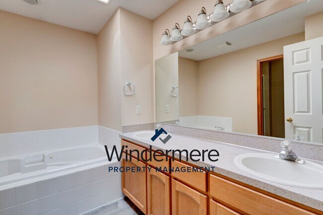 Building Photo - 4 Bedroom in Desirable Neighborhood