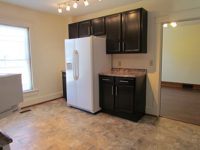 Building Photo - 225 E Findlay St