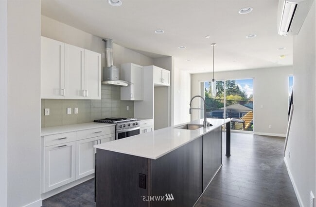 Building Photo - 14527 1st Ave NE