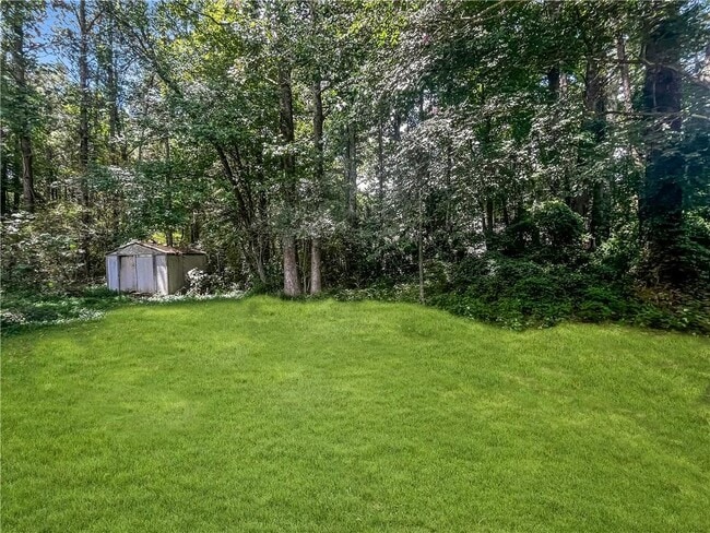 Building Photo - 2033 Charter Manor